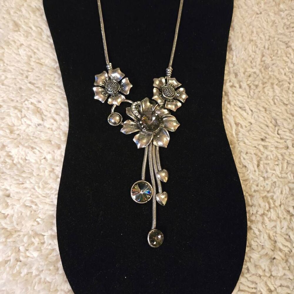 NWOT Flower Rhinestone Statement Necklace Silver
